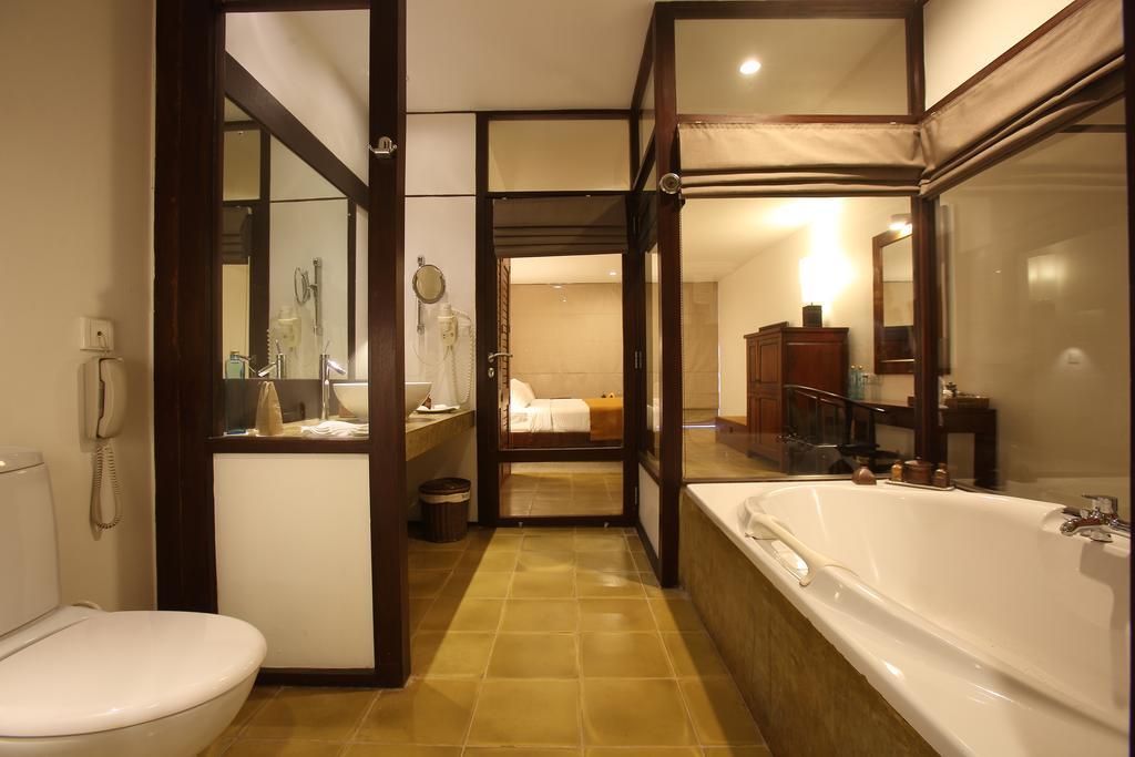Deluxe Twin Room with Sea View - 15% off at Center Point, Black Coral & 10% off at Seaside Social restaurants