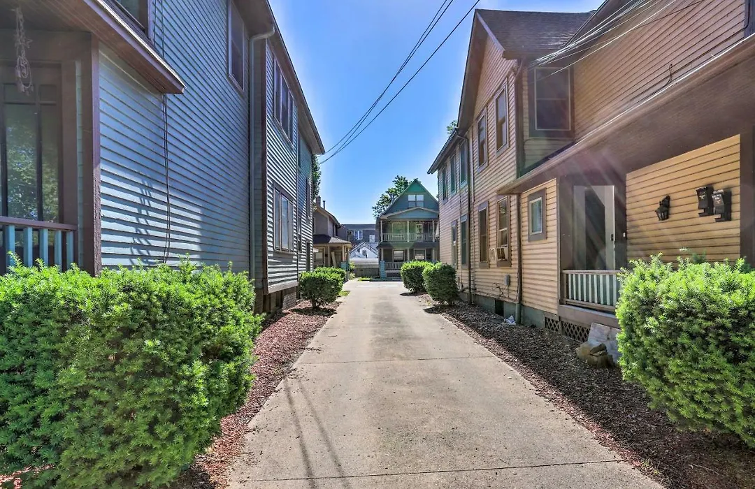3 Mi To Dtwn: Walkable Apt In Cleveland!-1