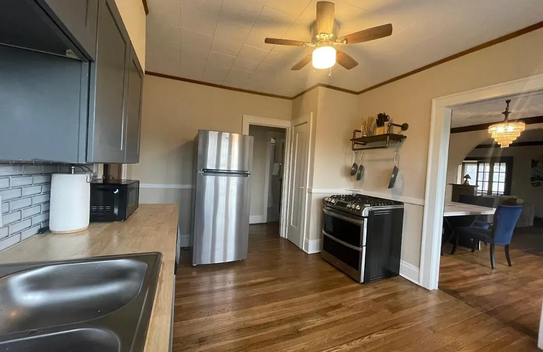 2 Bd Apt Near Shaker Heights-1