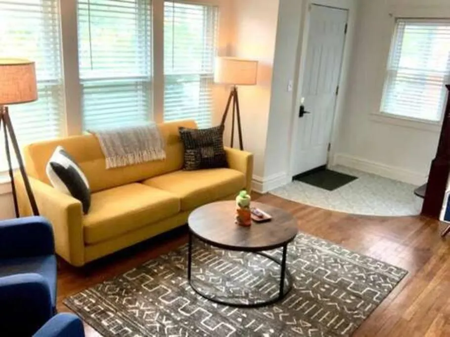 The House Hotels-Lakeshore-3 Bedrooms -Entire Home-1