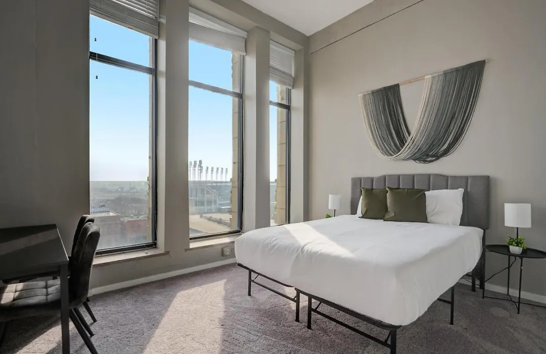 Frontdesk Huron Square Apts Downtown Cleveland-1