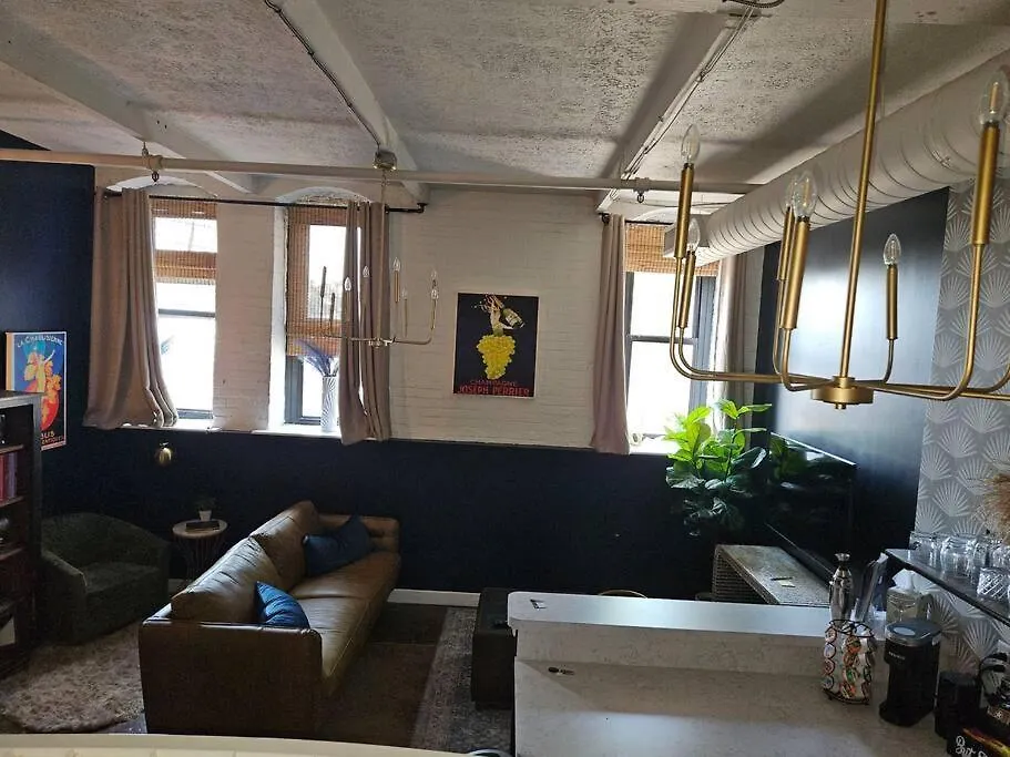 1 Bed Condo Downtown On The Lake-1