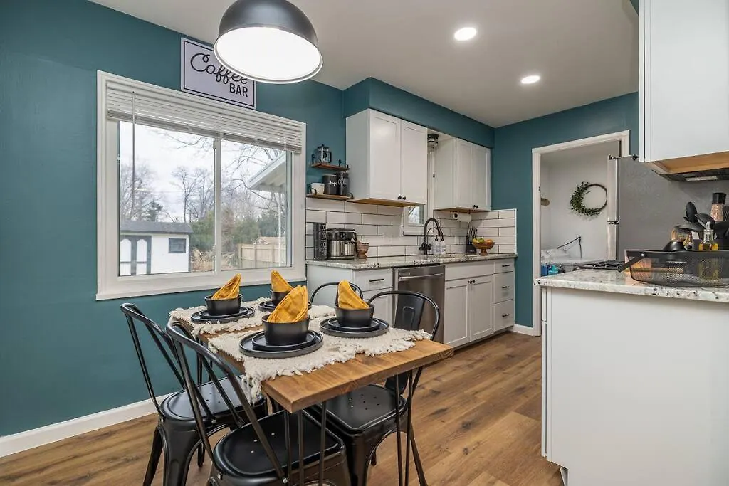Close To Airport* Pets*Fenced Yard*A/C & Fast Wifi-1