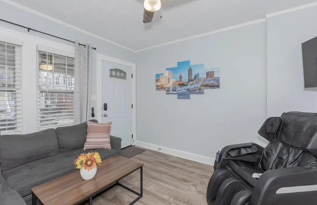 New Updated Cleveland Apt In The Heart Of Little-Italy With Massage Chair And A Hot Tub!-1