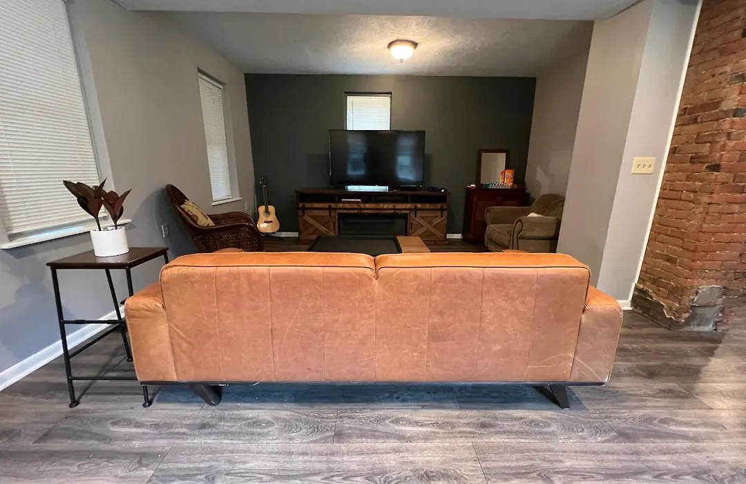 **Stylish Pet Friendly 3 Bedroom House**-1