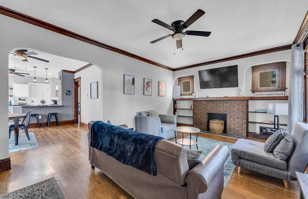 Beautifully Remodeled Duplex Apt In West Blvd-1