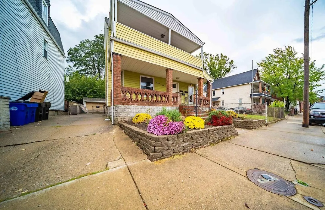 Walkable Little Italy 2Br King Bed Near Cwru & Cleveland Clinic-1