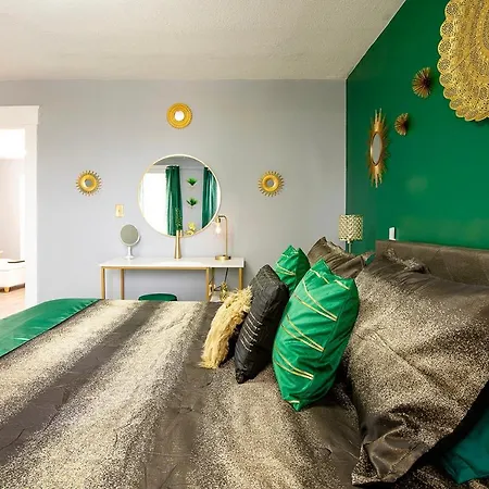 Tremont Emerald - Cozy Stylish Home One Block To Christmas Story House, Near Downtown With 300Mb Wifi, Parking & Self Check-In-2