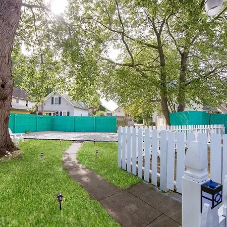 Tremont Emerald - Cozy Stylish Home One Block To Christmas Story House, Near Downtown With 300Mb Wifi, Parking & Self Check-In-3