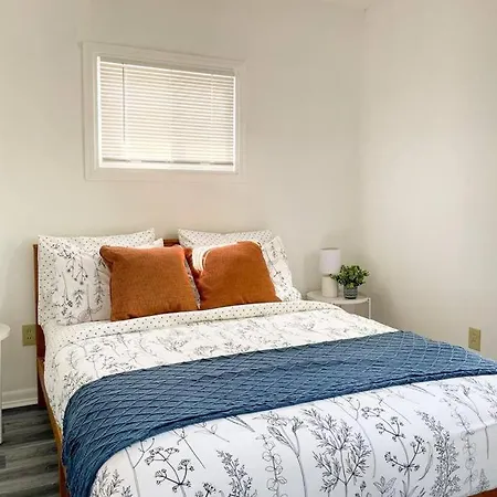 The Sunroom Apartment 2Plus2 West Cleveland New Ac-3