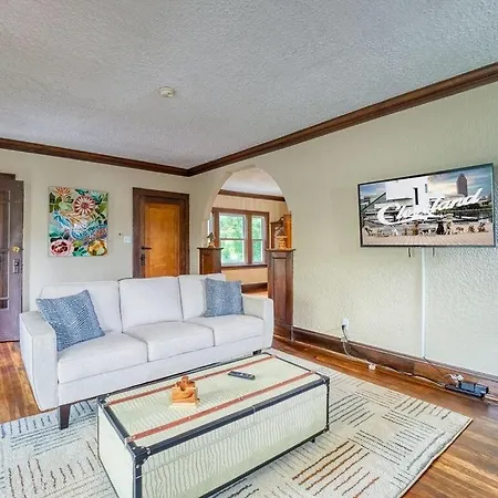 2 Bd Apt Near Shaker Heights-3