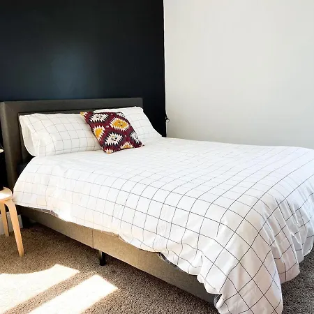 Lovely West Cleveland Apartment Up, Parking Pets!-2