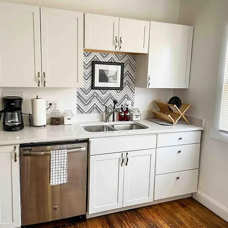 Lovely West Cleveland Apartment Up, Parking Pets!-3
