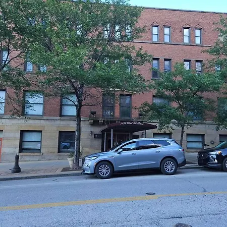 1 Bed Condo Downtown On The Lake-3