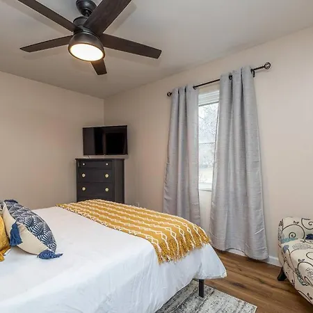 Close To Airport* Pets*Fenced Yard*A/C & Fast Wifi-3
