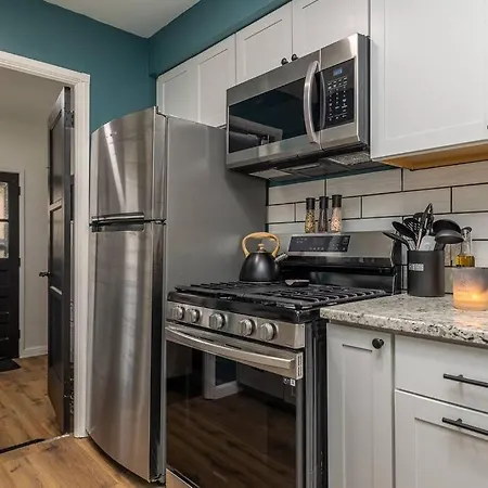 Close To Airport* Pets*Fenced Yard*A/C & Fast Wifi-2