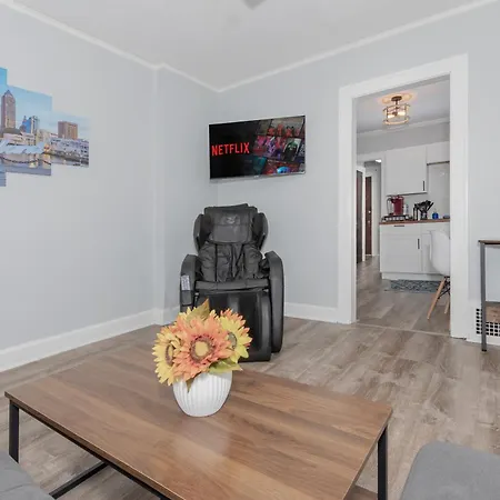 New Updated Cleveland Apt In The Heart Of Little-Italy With Massage Chair And A Hot Tub!-2