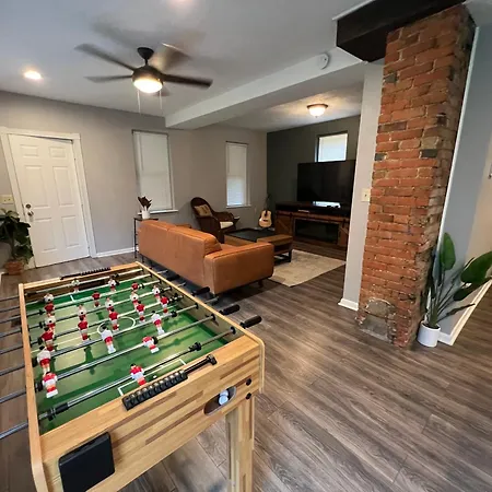 **Stylish Pet Friendly 3 Bedroom House**-2