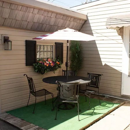 Cozy Vacation Home 4 Miles From Airport-2
