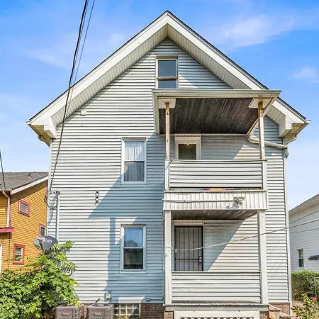 Beautifully Remodeled Duplex Apt In West Blvd-2