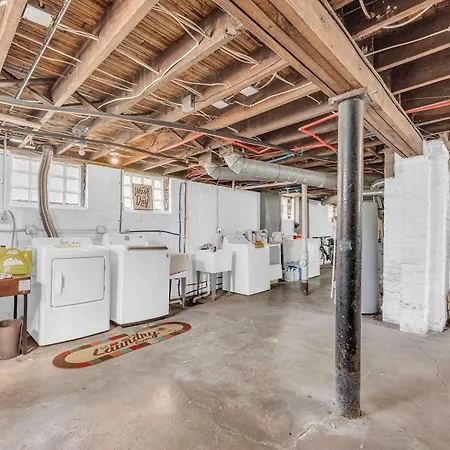 Beautifully Remodeled Duplex Apt In West Blvd-3
