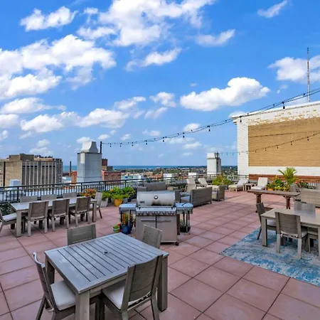 Beautiful Condo/Rooftop Patio With Free Parking-2
